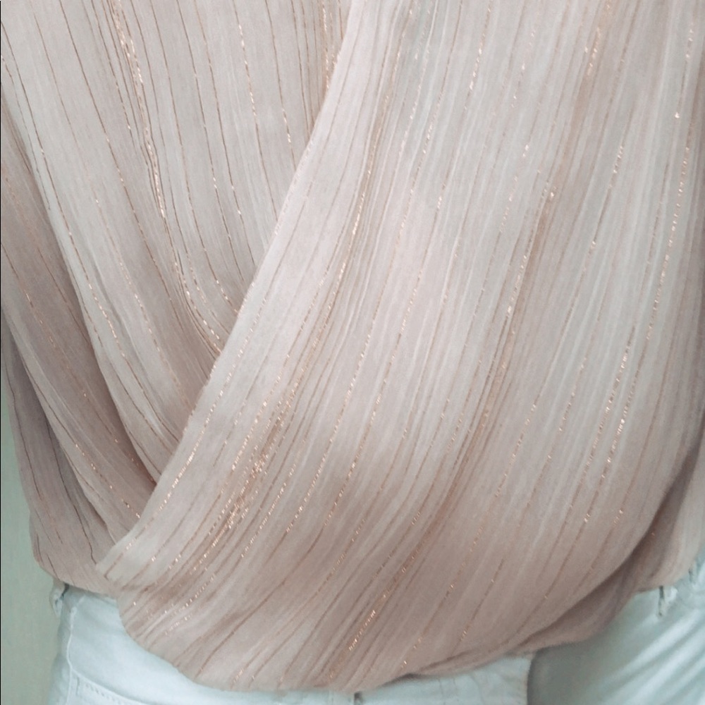 NWT Stunning peach top with flowing tied sleeves - Picture 10 of 10